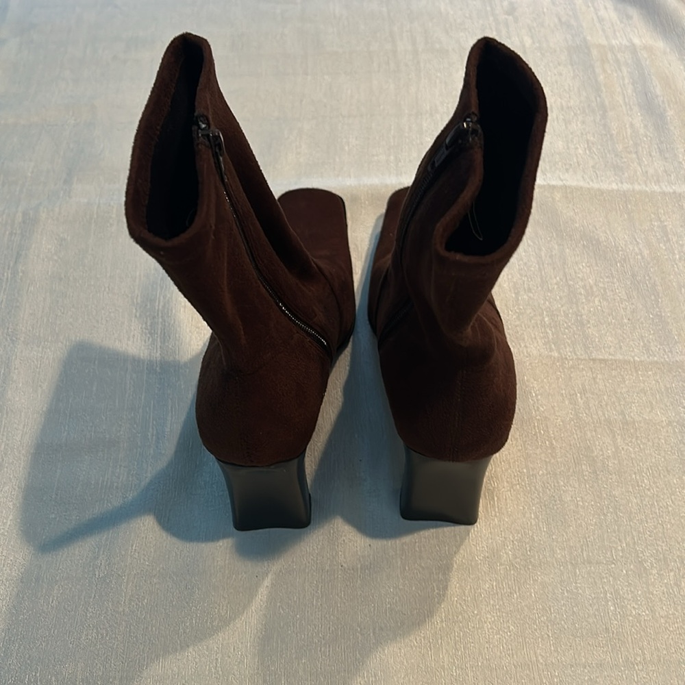 Predictions Women’s Brown Ankle Heeled Boots w/ square heel Size 8.5 Preowned - Picture 13 of 16